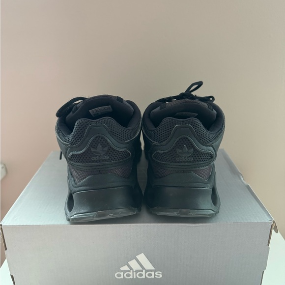 Adidas Sneakers. Size 6. - Picture 6 of 6